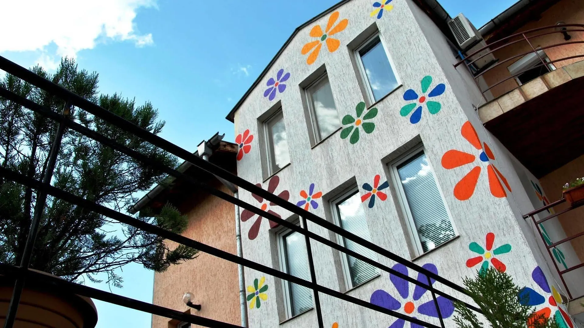 10 Coins Hostel & Tours София